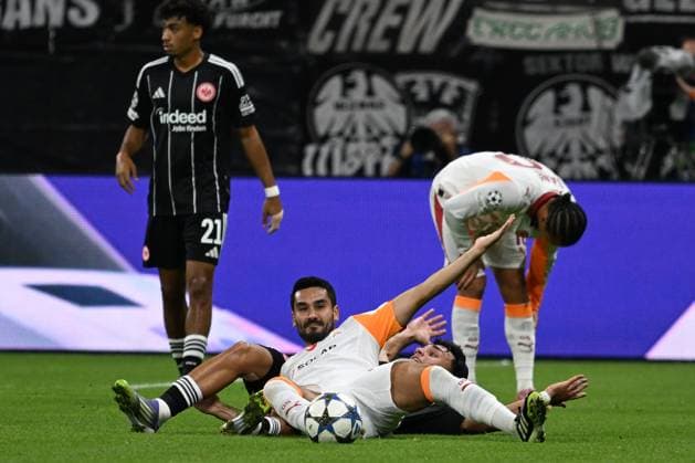 18 09 2025, xsltx, Football UEFA Champions League, Eintracht Frankfurt Galatasaray SK Istanbul v l Can Uzun Eintracht Frankfurt Ilkay Gündogan Guendogan Galatasaray Istanbul Zweikampf, Aktion, action, battle for the ball DFL DFB REGULATIONS PROHIBIT ANY USE OF PHOTOGRAPHS as IMAGE SEQUENCES and or QUASI VIDEO Frankfurt am Main