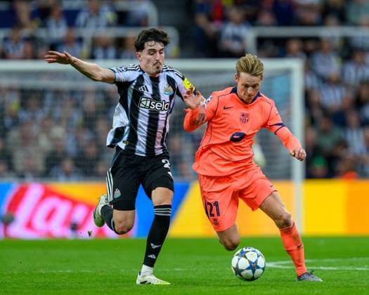 Newcastle United v FC Barcelona, Barca Champions League 18 09 2025. Frenkie de Jong of FC Barcelona holds off Tino Livramento of Newcastle Utd during the Champions League match between Newcastle United and FC Barcelona at St. James Park, Newcastle, England on 18 September 2025. Editorial use only , Copyright: xMalcolmxMackenziex PSI-22858-0026