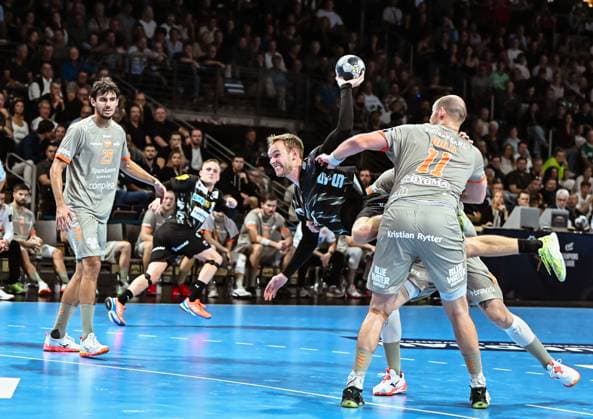 18 09 2025, xlakx, Handball, EHF Champions League, Fuechse Berlin Aalborg Handbold v l Marinus Munk Aalborg Handbold , Mathias Gidsel Fuechse Berlin , Simon Hald Aalborg Handbold duel, fight, tackle Berlin Daniel Lakomski