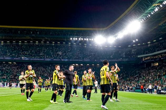 Kairat Almaty players thanks for the support during the UEFA Champions League 2025 26 League Phase MD1 match between Sporting CP and Kairat Almaty at Estadio Jose de Alvalade on September 18, 2025 UEFA Champions League League Phase MD1 - Sporting CP and Kairat Almaty (Valter Gouveia SPP) Copyright: xValterxGouveia SPPx spp-en-VaGo-_MG_2501