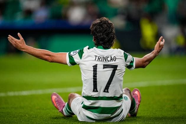 UEFA CHAMPIONS LEAGUE SPORTING CP VS KAIRAT ALMATY Lisboa, Portugal - 18 09 2025: UEFA Champions League match between Sporting CP and Kairat Almaty at Estadio JosÃ Alvalade 17 Sporting midfielder, Francisco Trincao sitting on the grass hands out Mandatory Credit: Pedro Loureiro Avant Sports Agency Lisboa Estadio JosÃ Alvalade Portugal Copyright: xx