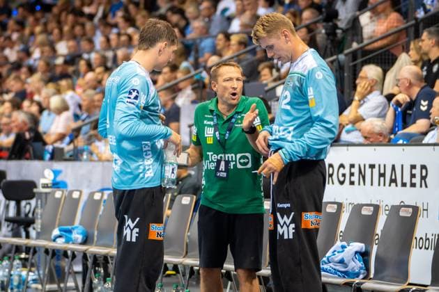 Handball I Men I Season 2025 2026 I Bundesliga I 5 Matchday I TVB Stuttgart Frisch Auf Göppingen I 18 09 2025 Stefan Klaus Frisch Auf Göppingen with Julian Buchele 1, Frisch Auf Göppingen and Kristian Saeveras 12, Frisch Auf Göppingen Stuttgart Porsche Arena Baden Württemberg Germany Copyright: xLobeca MaxxPetershansx