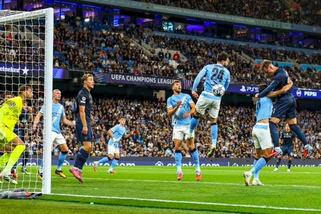 Manchester City FC v SSC Napoli, Champions League Napoli defender Sam Beukema (31) header during the Manchester City FC v SSC Napoli Champions League Round One match at the Etihad Stadium, Manchester, United Kingdom on 18 September 2025 Credit: Phil Duncan Every Second Media Editorial use only. All images are copyright Every Second Media Limited. No images may be reproduced without prior permission. Copyright: xIMAGO EveryxSecondxMediax ESM-1589-0119 PhilxDuncanx xEveryxSecondxMediax