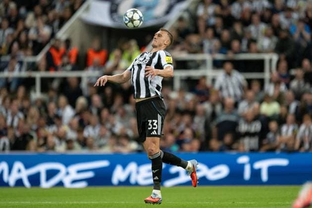 NEWCASTLE UPON TYNE, ENGLAND - SEPTEMBER 18: Dan Burn of Newcastle United controls the ball during a UEFA Champions League 2025 26 match between Newcastle United and Barcelona at St James Park on September 17, 2025 in Newcastle Upon Tyne, England. Copyright: xRichardxCallisx Sportspressphoto_SPR28160