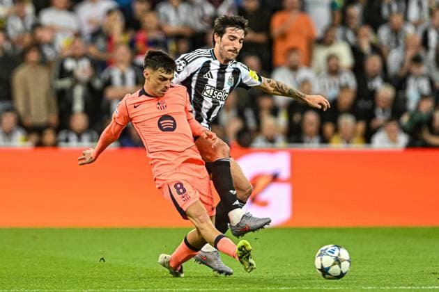 Newcastle United v FC Barcelona, Barca UEFA Champions League Sandro Tonali of Newcastle United and Pedri of FC Barcelona during the UEFA Champions League match at St. James s Park, Newcastle UK Newspapers OUT Copyright: xJamiexJohnstonx FIL-22249-0122
