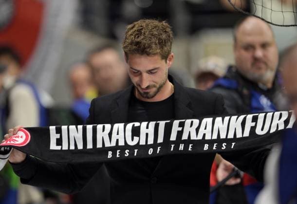 Farewell to Kevin Trapp with fan scarf Eintracht Frankfurt Best of the Best photographed at the soccer Champions League match Eintracht Frankfurt vs Galatasaray Istanbul on 18 9 2025 in Frankfurt DFL DFB REGULATIONS PROHIBIT ANY USE OF PHOTOGRAPHS as IMAGE SEQUENCES and or QUASI VIDEO