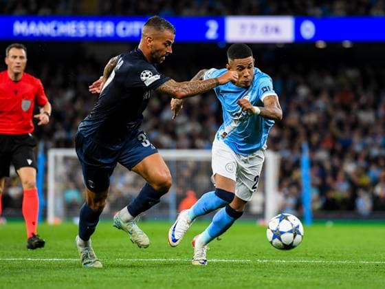 Manchester City v Napoli UEFA Champions League Sam Beukema of Napoli and Savio of Manchester City battles for the ball during the UEFA Champions League match at the Etihad Stadium, Manchester UK Newspapers OUT Copyright: xKarlxVallantinex FIL-22248-0068
