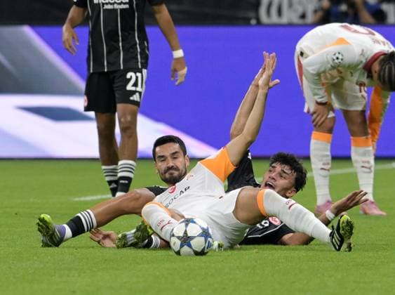 Can Uzun hi vs Ilkay Gündogan photographed at the soccer Champions League match Eintracht Frankfurt vs Galatasaray Istanbul on 18 9 2025 in Frankfurt DFL DFB REGULATIONS PROHIBIT ANY USE OF PHOTOGRAPHS as IMAGE SEQUENCES and or QUASI VIDEO