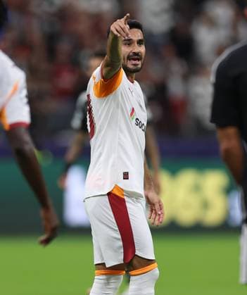18 09 2025, Football UEFA Champions League, Eintracht Frankfurt Galatasaray SK Istanbul, emonline, emspor, v l , Ilkay Gündogan Galatasaray SK gives instructions, gesticulates, gesticulate with arms gives instructions, gesticulate DFL DFB REGULATIONS PROHIBIT ANY USE OF PHOTOGRAPHS AS IMAGE SEQUENCES AND OR QUASI VIDEO xdcx Copyright: HMBxMedia Claus