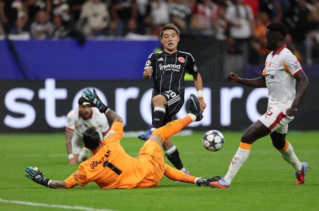 18 09 2025, Football UEFA Champions League, Eintracht Frankfurt Galatasaray SK Istanbul, emonline, emspor, v l , Ritsu Doan Eintracht Frankfurt scores to 1 1, Goalkeeper Ugurcan Cakir Galatasaray SK , Davinson Sanchez Galatasaray SK DFL DFB REGULATIONS PROHIBIT ANY USE OF PHOTOGRAPHS AS IMAGE SEQUENCES AND OR QUASI VIDEO xdcx Copyright: HMBxMedia Claus