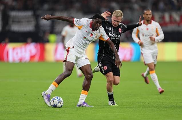 18 09 2025, Football UEFA Champions League, Eintracht Frankfurt Galatasaray SK Istanbul, emonline, emspor, v l , Wilfried Singo Galatasaray SK , Jonathan Burkardt Eintracht Frankfurt DFL DFB REGULATIONS PROHIBIT ANY USE OF PHOTOGRAPHS AS IMAGE SEQUENCES AND OR QUASI VIDEO xdcx Copyright: HMBxMedia Claus