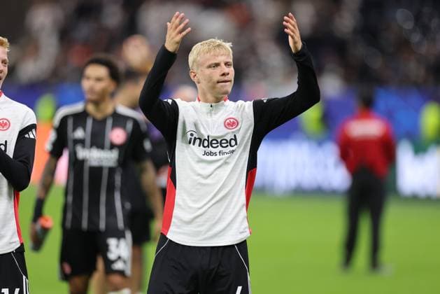 18 09 2025, Football UEFA Champions League, Eintracht Frankfurt Galatasaray SK Istanbul, emonline, emspor, v l , Oscar Hojlund Eintracht Frankfurt jubelnd bejubelt jubeln jubeln DFL DFB REGULATIONS PROHIBIT ANY USE OF PHOTOGRAPHS AS IMAGE SEQUENCES AND OR QUASI VIDEO xdcx Copyright: HMBxMedia Claus