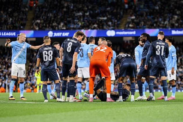 Players surround Giovanni Di Lorenzo (22 Napoli) before he is sent off during the UEFA Champions League game between Manchester City and Napoli at Etihad Stadium in Manchester, England Copyright: xNataliexMincher SPPx Sportspressphoto_SPR28233