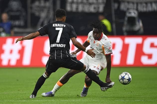 Ansgar KNAUFF F vs Wilfried SINGO Galatasaray SK Istanbul Action, Duel, Football UEFA Champions League Group Stage 1 Matchday Eintracht Frankfurt F Galatasaray Istanbul Galatasaray SK 5 1 on 18 09 2025 at Deutsche Bank Park, Frankfurt Germany DFL regulations prohibit any use of photographs as image sequences and or quasi video Â