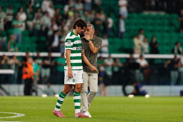 Francisco Trincao and Rui Borges seen during Champions League 25 26 league phase game between Sporting CP and FC Kairat Almaty (Maciej Rogowski Ball Raw Images) Lisbon Estadio Jose Alvalade Portugal Copyright: xMaciejxRogowskix mrogowski_sporting_kairat_2526-212