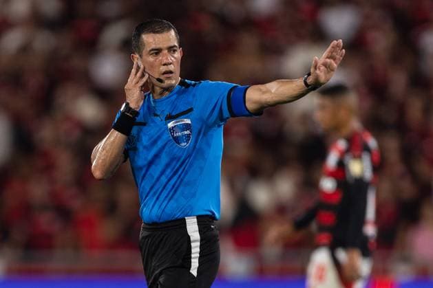 September 18, 2025, Rio De Janeiro, Rio De Janeiro, Brazil: RIO DE JANEIRO, BRAZIL - SEPTEMBER 18: The Referee ANDRES ROJAS gestures during the match between Flamengo and Estudiantes as part of Copa CONMEBOL Libertadores 2025 at Maracana Stadium on September 18, 2025 in Rio de Janeiro, Brazil. Rio De Janeiro Brazil - ZUMAc227 20250918_zsp_c227_020 Copyright: xRuanoxCarneirox