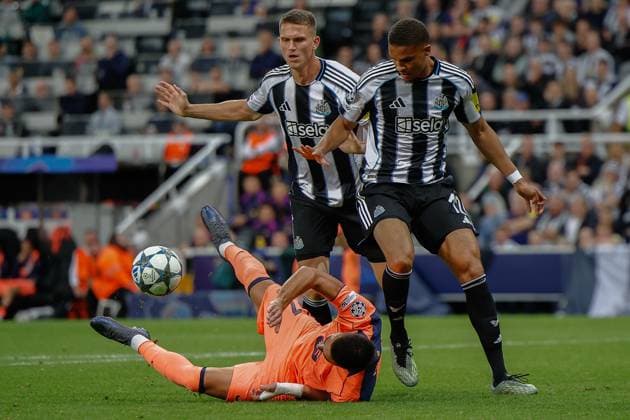 18th September 2025; St James Park, Newcastle, England; UEFA Champions League Football, Newcastle United versus Barcelona; Ferran Torres of Barcelona goes to ground following a challenge from Sven Botman and Malick Thiaw of Newcastle United  CraigxCowan