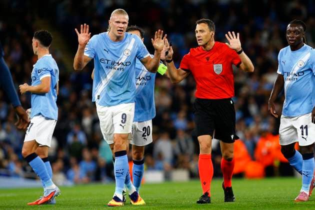 Manchester City v Napoli, Manchester, UK - 18 September 2025 Erling Haland of Manchester City appeals tp referee Felix Zwayer after being fouled during the UEFA Champions League match between Manchester City and Napoli at The Etihad Stadium on 18 September 2025 in Manchester, England (Photo by Steve Taylor PPAUK) Manchester The Etihad Stadium Greater Manchester England Copyright: xStevexTaylor PPAUKx PPA-215120