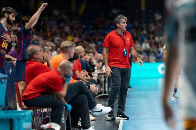 FC Barcelona, Barca v SC Magdeburg - EHF Champions League Carlos Ortega coaches FC Barcelona during the EHF Champions League Group Phase 2025 2026 between FC Barcelona and SC Magdeburg at Palau Blaugrana in Barcelona, Spain, on September 18, 2025. Barcelona Spain  Copyright: xRubenxDexLaxRosax originalFilename:delarosa-ehfchamp250918_npAir.jpg
