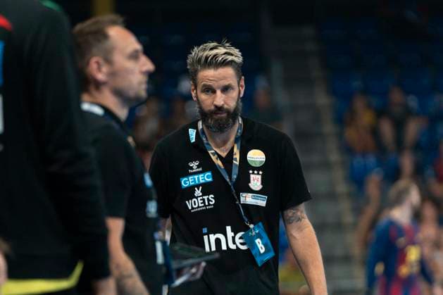 FC Barcelona, Barca v SC Magdeburg - EHF Champions League Bennet Wiegert coaches Magdeburg during the EHF Champions League Group Phase 2025 2026 match between FC Barcelona and SC Magdeburg at Palau Blaugrana in Barcelona, Spain, on September 18, 2025. Barcelona Spain  Copyright: xRubenxDexLaxRosax originalFilename:delarosa-ehfchamp250918_npMCZ.jpg