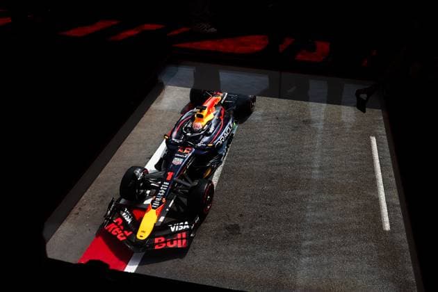F1 - AZERBAIJAN GRAND PRIX 2025 01 VERSTAPPEN Max (nld), Red Bull Racing RB21, action during the 2025 Formula 1 Qatar Airways Azerbaijan Grand Prix, 17th round of the 2025 FIA Formula One World Championship, WM, Weltmeisterschaft from September 19 to 21, 2025 on the Baku City Circuit, in Baku, Azerbaijan -  Copyright: xEricxAlonsox
