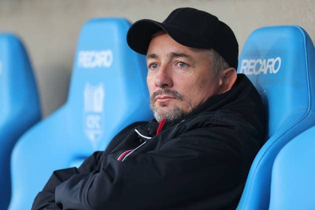 Chemnitz, 17.09.2025, eins-Stadion - An der Gellertstraße, Fußball, Männer, Saison 2025 2026, Regionalliga Nordost, 8. Spieltag , Chemnitzer FC - Hallescher FC 3:0 (2:0) , Im Bild: Sportdirektor Daniel Meyer (Halle) , Gemäß den Vorgaben des DFB, Deutscher Fußball Bund, ist es untersagt, in dem Stadion und oder vom Spiel angefertigte Fotoaufnahmen in Form von Sequenzbildern und oder videoähnlichen Fotostrecken zu verwerten bzw. verwerten zu lassen. DFB regulations prohibit any use of photographs as image sequences and or quasi-video. *** Chemnitz, 17 09 2025, eins Stadion An der Gellertstraße, Fußball, Männer, Saison 2025 2026, Regionalliga Nordost, 8 Spieltag , Chemnitzer FC Hallescher FC 3 0 2 0 , Im Bild Sportdirektor Daniel Meyer Halle , According to the regulations of the DFB, Deutscher Fußball Bund, it is prohibited to use or have used photographs taken in the stadium and or of the match in the form of sequences of images and or quasi video DFB regulations prohibit any use of photographs as image sequences and or quasi video