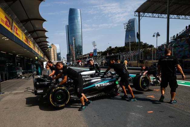 F1 - AZERBAIJAN GRAND PRIX 2025 63 RUSSELL George (gbr), Mercedes AMG F1 Team W16, action during the 2025 Formula 1 Qatar Airways Azerbaijan Grand Prix, 17th round of the 2025 FIA Formula One World Championship, WM, Weltmeisterschaft from September 19 to 21, 2025 on the Baku City Circuit, in Baku, Azerbaijan - BakuAzerbaijan  Copyright: xDPPIx