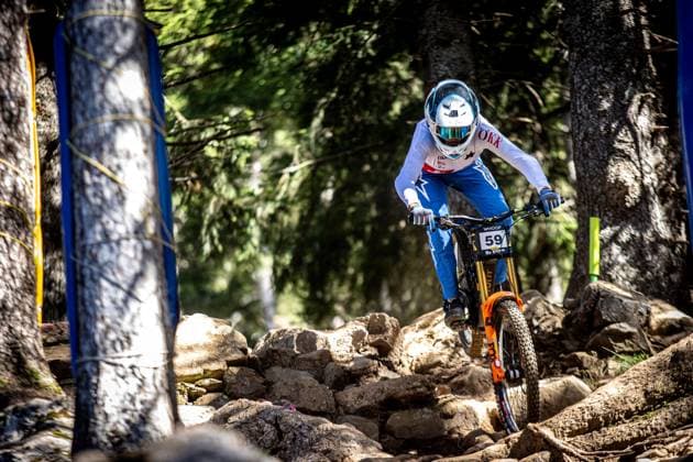Whoop UCI Mountainbikeworldcup Downhill Lenzerheide PIERCY Jack COMMENCAL SCHWALBE BY LES ORRESat Whoop UCI Mountainbikeworldcup Downhill Lenzerheide, 19 09 2025,in Lenzerheide,SUI Foto Sebastian Sternemannat Whoop UCI Mountainbikeworldcup Downhill Lenzerheide, 19 09 2025,in Lenzerheide,SUI Foto Sebastian Sternemann