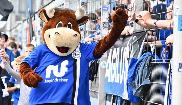 19 09 2025 Soccer season 2025 2026 2 Soccer Bundesliga 06 Matchday DSC Arminia Bielefeld SpVgg Greuther Fürth Kleeblatt Sportfoto Zink xwoxzix DFL regulations prohibit any use of photographs as image sequences and or quasi video only for editorial use Mascot Lohmann high-fives with fans
