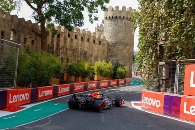 Formula 1 Qatar Airways Azerbaijan Grand Prix 2025 Laurent LEFEBVRE OVERTAKE MAXPPP - Baku 19 09 2025 01 VERSTAPPEN Max (nld), Oracle Red Bull Racing, action at the Formula 1 Qatar Airways Azerbaijan Grand Prix 2025, the 17th round of the 2025 FIA Formula 1 World Championship, WM, Weltmeisterschaft at the Baku City Circuit in Baku, Azerbaijan, from 18 to 21 September 2025 Baku Azerbaijan  Copyright: xOVERTAKE MAXPPPxLaurentxLEFEBVREx OVT202509198375 OVT202509198375