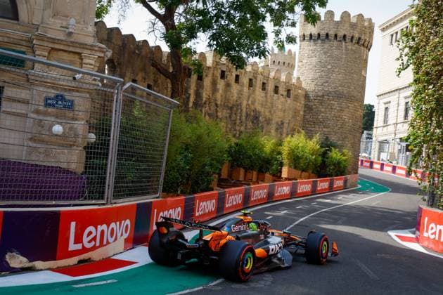 Formula 1 Qatar Airways Azerbaijan Grand Prix 2025 Laurent LEFEBVRE OVERTAKE MAXPPP - Baku 19 09 2025 04 NORRIS Lando (gbr), McLaren F1 Team, action at the Formula 1 Qatar Airways Azerbaijan Grand Prix 2025, the 17th round of the 2025 FIA Formula 1 World Championship, WM, Weltmeisterschaft at the Baku City Circuit in Baku, Azerbaijan, from 18 to 21 September 2025 Baku Azerbaijan  Copyright: xOVERTAKE MAXPPPxLaurentxLEFEBVREx OVT202509198389 OVT202509198389
