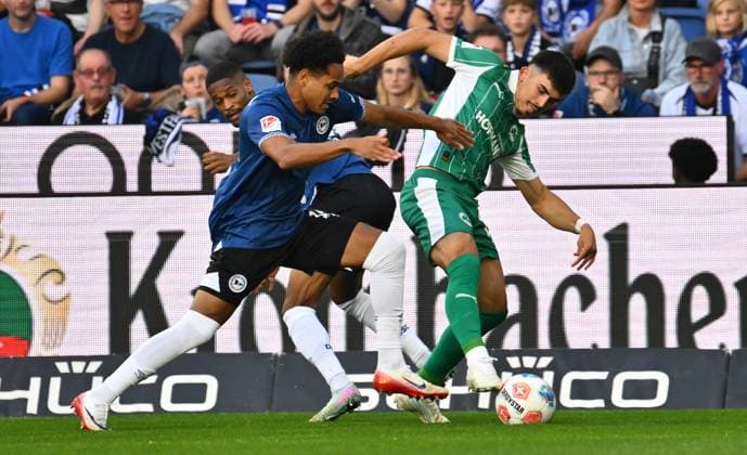 19 09 2025 Soccer season 2025 2026 2 Soccer Bundesliga 06 Matchday DSC Arminia Bielefeld SpVgg Greuther Fürth Kleeblatt Sportfoto Zink xwoxzix DFL regulations prohibit any use of photographs as image sequences and or quasi video only for editorial use Monju Momuluh 14, Arminia Bielefeld Aaron Keller 16, SpVgg Greuther Fürth