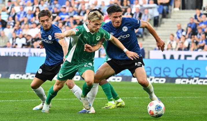 19 09 2025 Soccer Season 2025 2026 2 Soccer Bundesliga 06 Matchday DSC Arminia Bielefeld SpVgg Greuther Fürth Kleeblatt Sportfoto Zink xwoxzix DFL regulations prohibit any use of photographs as image sequences and or quasi video only for editorial use Marvin Mehlem 10, Arminia Bielefeld Marco John 24, SpVgg Greuther Fürth Maximilian Großer Grosser 19, Arminia Bielefeld