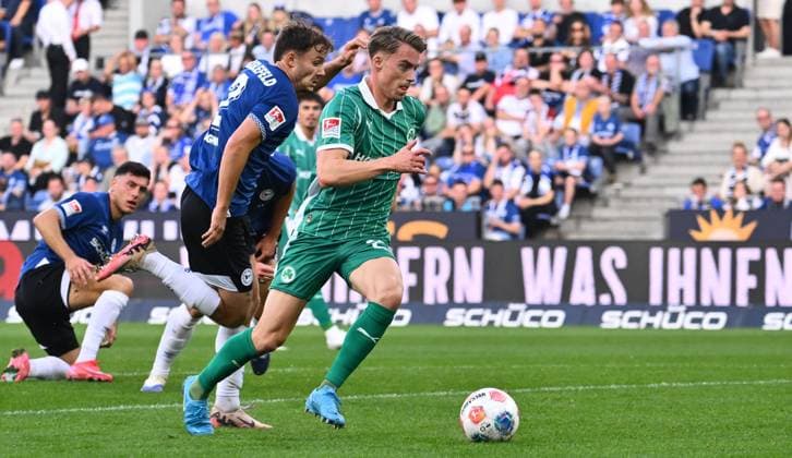 19 09 2025 Soccer season 2025 2026 2 Soccer Bundesliga 06 Matchday DSC Arminia Bielefeld SpVgg Greuther Fürth Kleeblatt Sportfoto Zink xwoxzix DFL regulations prohibit any use of photographs as image sequences and or quasi video only for editorial use Felix Hagmann 2, Arminia Bielefeld Gian Luca Gian Luca Itter 27, SpVgg Greuther Fürth