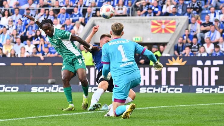 19 09 2025 Soccer Season 2025 2026 2 Soccer Bundesliga 06 Matchday DSC Arminia Bielefeld SpVgg Greuther Fürth Kleeblatt Sportfoto Zink xwoxzix DFL regulations prohibit any use of photographs as image sequences and or quasi video only for editorial use Noel Futkeu 9, SpVgg Greuther Fürth Leon Schneider 23, Arminia Bielefeld Jonas Kersken 1, Arminia Bielefeld Chance Torchance