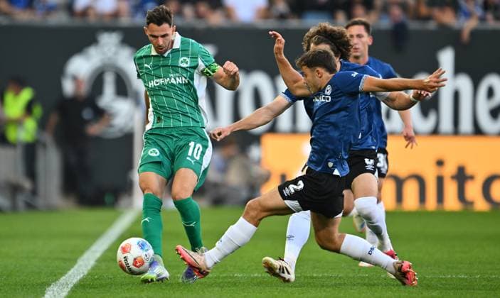 19 09 2025 Soccer Season 2025 2026 2 Soccer Bundesliga 06 Matchday DSC Arminia Bielefeld SpVgg Greuther Fürth Kleeblatt Sportfoto Zink xwoxzix DFL regulations prohibit any use of photographs as image sequences and or quasi video only for editorial use Branimir Hrgota 10, SpVgg Greuther Fürth Felix Hagmann 2, Arminia Bielefeld