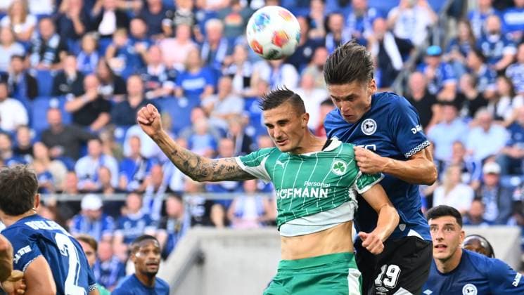 19 09 2025 Soccer Season 2025 2026 2 Soccer Bundesliga 06 Matchday DSC Arminia Bielefeld SpVgg Greuther Fürth Kleeblatt Sportfoto Zink xwoxzix DFL regulations prohibit any use of photographs as image sequences and or quasi video only for editorial use Philipp Ziereis 4, SpVgg Greuther Fürth in header duel with Maximilian Großer Grosser 19, Arminia Bielefeld