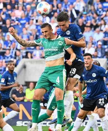 19 09 2025 Soccer Season 2025 2026 2 Soccer Bundesliga 06 Matchday DSC Arminia Bielefeld SpVgg Greuther Fürth Kleeblatt Sportfoto Zink xwoxzix DFL regulations prohibit any use of photographs as image sequences and or quasi video only for editorial use Philipp Ziereis 4, SpVgg Greuther Fürth in header duel with Maximilian Großer Grosser 19, Arminia Bielefeld