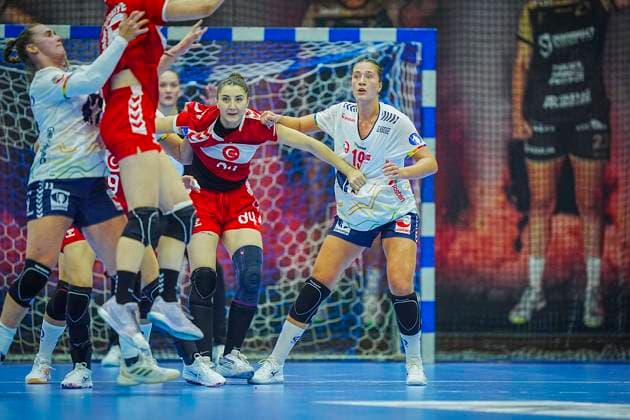 Women s World Handball Championship Qualifiers Norway Turkey Cheb, Czech Republic 20250919 Turkey s Cansu AkalÄ±n and Norway s Selma Henriksen during the women s handball friendly match between Norway and Turkey at Sports hall TJ Lokomotiva Photo Terje Pedersen NTB Cheb Czech Republic EDITORIAL USE ONLY RESTRICTED USE FOR BETTING COMPANIES  Copyright: xTerjexPedersenx xNTBx