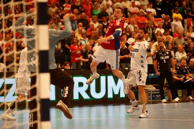 Handball 1 Handball Bundesliga, DAIKIN HBL 2025 2026 Handball Sport Verein Hamburg HSVH vs TBV Lemgo Lippe Moritz Sauter Hamburg converts the first goal against goalkeeper Constantin Möstl Moestl Lemgo , right Tim Suton Lemgo Sporthalle Hamburg Hamburg This image is intended for editorial use Advertising use requires additional approval