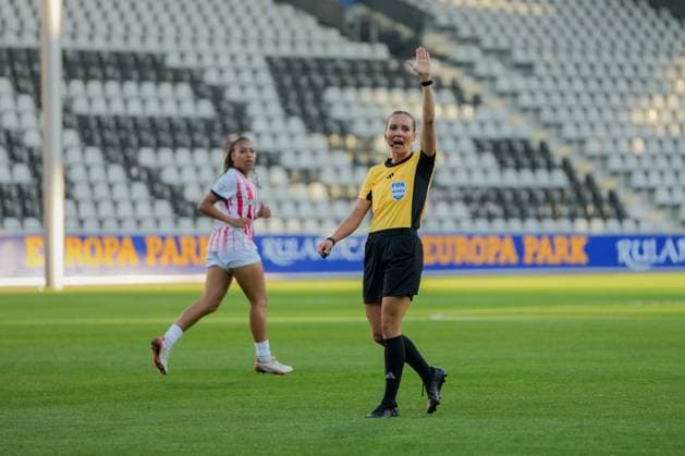 Google Pixel Womens Bundesliga SC Freiburg vs Hamburger SV, 19 09 2025 Fabienne Michel Referee Google Pixel Womens Bundesliga SC Freiburg vs Hamburger SV, Dreisamstadion, 19 09 2025 DFB DFL REGULATIONS PROHIBIT ANY USE OF PHOTOGRAPHS AS IMAGE SEQUENCES AND OR QUASI VIDEO Copyright: xBEAUTIFULxSPORTS Boscox