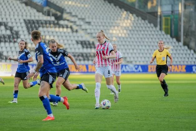 Google Pixel Frauen Bundesliga SC Freiburg vs Hamburger SV, 19 09 2025 Meret Felde SC Freiburg, 4 am Ball Google Pixel Frauen Bundesliga SC Freiburg vs Hamburger SV, Dreisamstadion, 19 09 2025 DFB DFL REGULATIONS PROHIBIT ANY USE OF PHOTOGRAPHS AS IMAGE SEQUENCES AND OR QUASI VIDEO Copyright: xBEAUTIFULxSPORTS Boscox