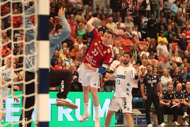 Handball Daikin Handball Bundesliga 2025 2026 Handball Sport Verein Hamburg vs TBV Lemgo Goalkeeper Constantin Mï¿½ Moestl Lemgo ,Moritz Sauter Hamburg ,Successful shot on goal,Tim Suton Lemgo , Sporthalle Hamburg Hamburg Hamburg