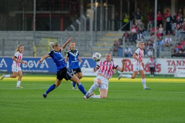Google Pixel Womens Bundesliga SC Freiburg vs Hamburger SV, 19 09 2025 duel between Sophie Hillebrand Hamburger SV, 22 and Julia Stierli SC Freiburg, 5 Google Pixel Womens Bundesliga SC Freiburg vs Hamburger SV, Dreisamstadion, 19 09 2025 DFB DFL REGULATIONS PROHIBIT ANY USE OF PHOTOGRAPHS AS IMAGE SEQUENCES AND OR QUASI VIDEO Copyright: xBEAUTIFULxSPORTS Boscox