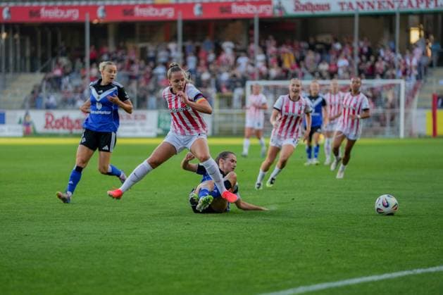 Google Pixel Womens Bundesliga SC Freiburg vs Hamburger SV, 19 09 2025 duel between Lisa Karl SC Freiburg, 2 and Pauline Machtens Hamburger SV, 28 Google Pixel Womens Bundesliga SC Freiburg vs Hamburger SV, Dreisamstadion, 19 09 2025 DFB DFL REGULATIONS PROHIBIT ANY USE OF PHOTOGRAPHS AS IMAGE SEQUENCES AND OR QUASI VIDEO Copyright: xBEAUTIFULxSPORTS Boscox