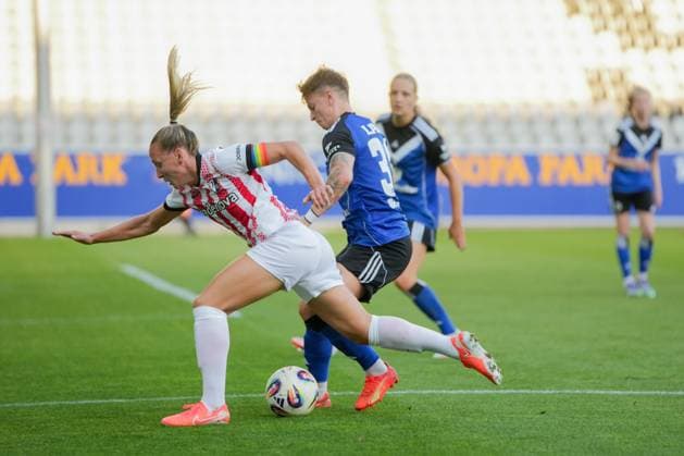 Google Pixel Womens Bundesliga SC Freiburg vs Hamburger SV, 19 09 2025 duel between Lisa Karl SC Freiburg, 2 and Jobina Lahr Hamburger SV, 31 Google Pixel Womens Bundesliga SC Freiburg vs Hamburger SV, Dreisamstadion, 19 09 2025 DFB DFL REGULATIONS PROHIBIT ANY USE OF PHOTOGRAPHS AS IMAGE SEQUENCES AND OR QUASI VIDEO Copyright: xBEAUTIFULxSPORTS Boscox