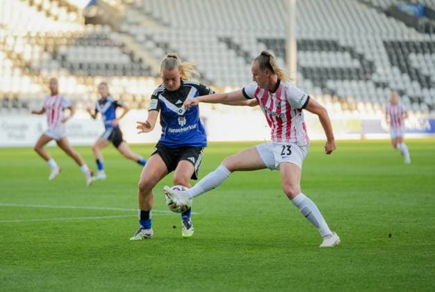 Google Pixel Womens Bundesliga SC Freiburg vs Hamburger SV, 19 09 2025 Duel between Svea Stoldt Hamburger SV, 8 and Luca Birkholz SC Freiburg, 23 Google Pixel Womens Bundesliga SC Freiburg vs Hamburger SV, Dreisamstadion, 19 09 2025 DFB DFL REGULATIONS PROHIBIT ANY USE OF PHOTOGRAPHS AS IMAGE SEQUENCES AND OR QUASI VIDEO Copyright: xBEAUTIFULxSPORTS Boscox