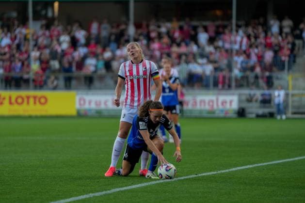 Google Pixel Womens Bundesliga SC Freiburg vs Hamburger SV, 19 09 2025 duel between Lisa Karl SC Freiburg, 2 Melanie Brunnthaler Hamburger SV, 11 Google Pixel Womens Bundesliga SC Freiburg vs Hamburger SV, Dreisamstadion, 19 09 2025 DFB DFL REGULATIONS PROHIBIT ANY USE OF PHOTOGRAPHS AS IMAGE SEQUENCES AND OR QUASI VIDEO Copyright: xBEAUTIFULxSPORTS Boscox