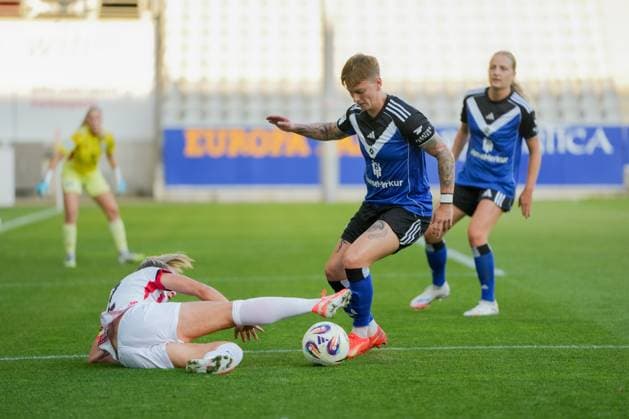 Google Pixel Womens Bundesliga SC Freiburg vs Hamburger SV, 19 09 2025 duel between Lisa Karl SC Freiburg, 2 and Jobina Lahr Hamburger SV, 31 Google Pixel Womens Bundesliga SC Freiburg vs Hamburger SV, Dreisamstadion, 19 09 2025 DFB DFL REGULATIONS PROHIBIT ANY USE OF PHOTOGRAPHS AS IMAGE SEQUENCES AND OR QUASI VIDEO Copyright: xBEAUTIFULxSPORTS Boscox