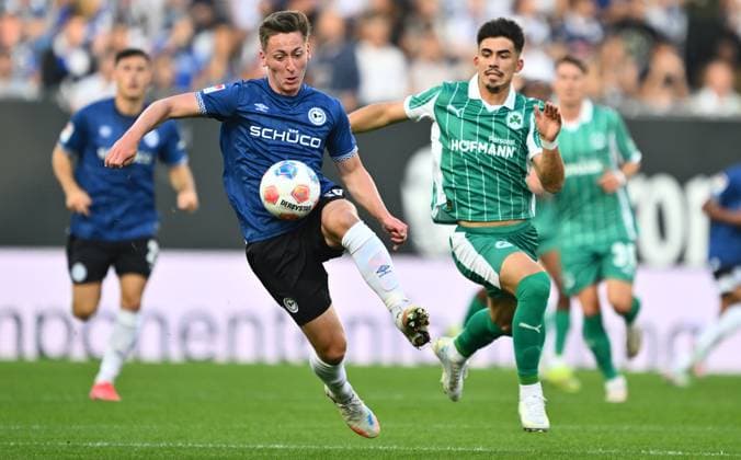 19 09 2025 Soccer season 2025 2026 2 Soccer Bundesliga 06 Matchday DSC Arminia Bielefeld SpVgg Greuther Fürth Kleeblatt Sportfoto Zink xwoxzix DFL regulations prohibit any use of photographs as image sequences and or quasi video only for editorial use Marius Wörl 38, Arminia Bielefeld Aaron Keller 16, SpVgg Greuther Fürth